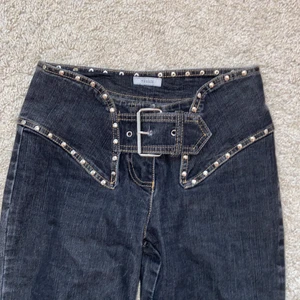 Coola jeans - Coola jeans med inbyggd skärp och nitar❤️ tyvärr för små för mig med 36/38 så skulle säga 34💓