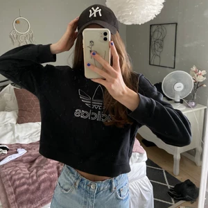 Adidas hoodie - En cropped hoodie från adidas som inte säljs längre. I bra skick och inga fläckar eller missgärningar. Skriv privat för fler bilder eller frågor!