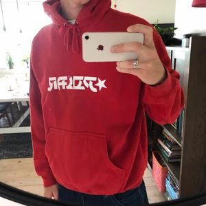 Polar skat co hoodie - Röd hoodie från polar skat co. Riktigt bra passform och skönt och tåligt material. Har använts men är fortfarande i bra skick.  