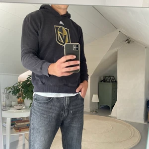 Adidas Hoodie - Svart vintage Adidas hoodie🙌🏼 Modellen är 183 cm! Skriv om du har frågor.