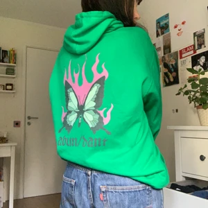 oversize hoodie - sjuuukt snygg grön hoodie från @abundantbrands på ig. sjuukt skön och sitter peeerfekt på mig som vanligtvis har typ s/m. den har några små ljusare fläckar och en liten svart på ena ärmen (bild 3), fläckarna går säkert bort om man försöker få bort dem jag har ba inte pallat lool 