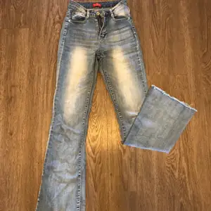 Säljer ett par sjukt snygga ljusblå bootcut jeans då de är för korta för mig (jag är 170cm). Fransigt längst ner på jeansen vilket är väldigt snyggt! Du får själv stå för fraktkostnaden. Buda från 200:- eller kom med förslag på ett pris du vill ge.