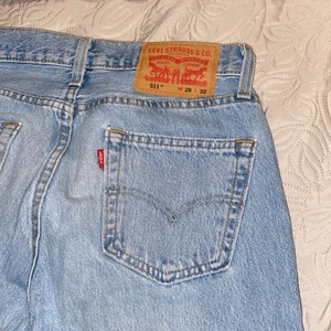 Raka Levis jeans - Supersnygga ljusa jeans från Levis! Herrmodell men är minst lika snygga på tjejer 😍 Riktigt bra kvalitet och i superskick! Kan bli budgivning!!