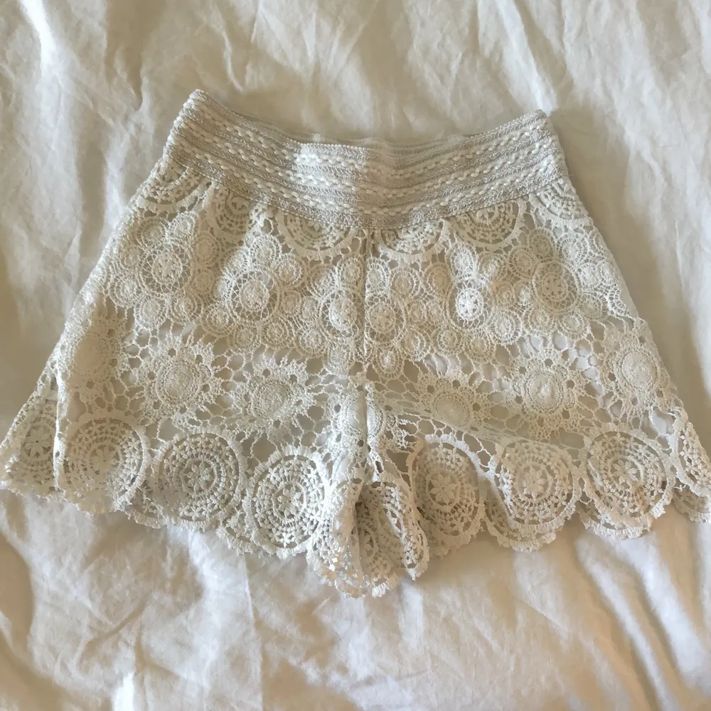 Superfina vita spets shorts från GinaTricot! Jättefint skick då de knappt är använda, säljer då de är för små. Köparen står för frakten.. Shorts.