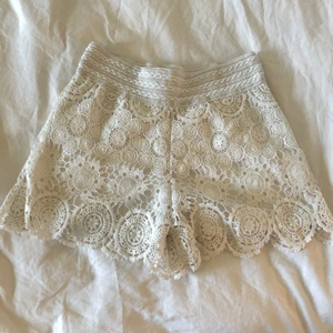 Vita shorts - Superfina vita spets shorts från GinaTricot! Jättefint skick då de knappt är använda, säljer då de är för små. Köparen står för frakten.