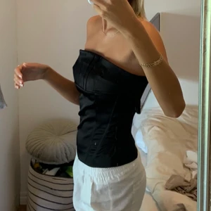 Korsett topp! - Jättefin strukturerad korsett topp i svart satin💕💕💕
