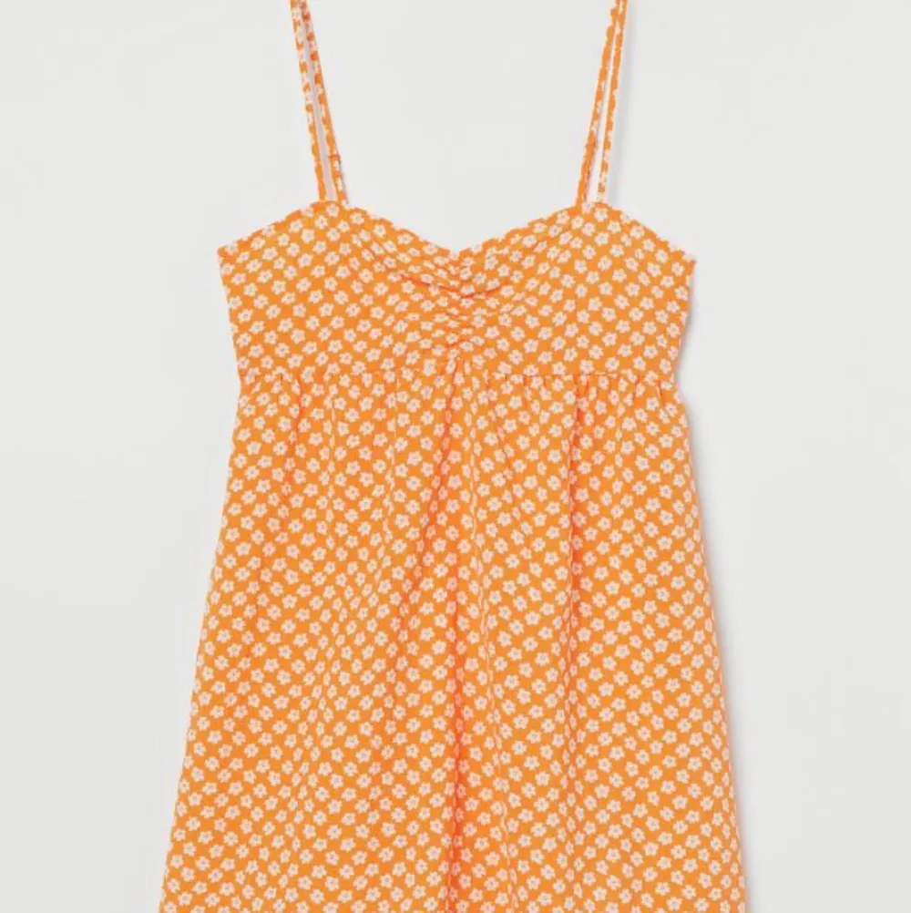 Populär orange klänning från Hm, knappt använd!. Klänningar.
