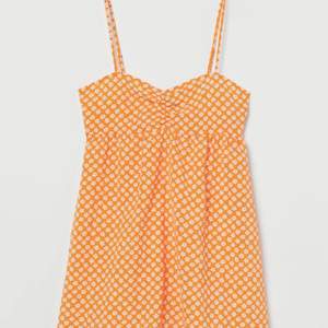 Populär orange klänning från Hm, knappt använd!
