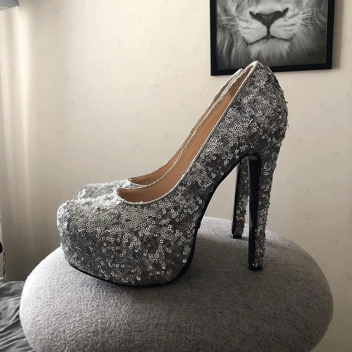 Klackskor med silvriga paljetter 