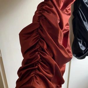 Klänningar - Två likadana klänningar med superfina detaljer på båda sidorna! Båda klänningar är i strl S. Köp 1 för 200kr och båda för 300kr inklusive frakt. Säljer dessa då de tyvärr är för små för mig och därför kan jag inte heller visa bild hur de ser ut på :( Endast provade! Köpta på Vero Moda för ca 2-3 år sen. Skicka pm för bättre bilder!😁