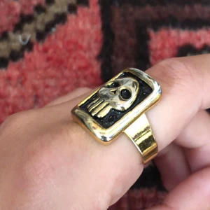 Dödskalle ring/fantomen  - En justerbar dödskalle ring i nyskick, även känd som fantomen ring. Köparen står för frakten <3
