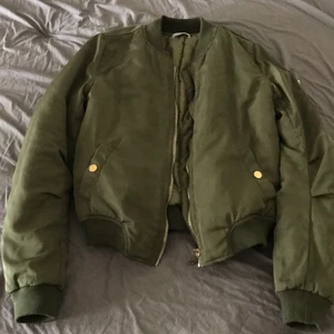 Bomberjacka  - Bomberjacka. Färg: Khaki. I storlek s . Använd 2-3 gånger