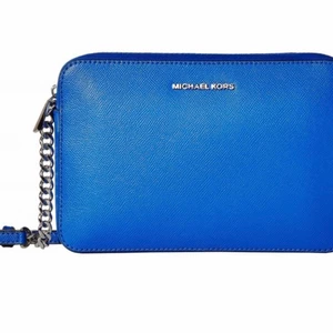 Michael Kors handväska  - Michael Kors handväska blå. Köpt i Michael kors butik, kvitto och original förpackning/ påse medföljer. Endast använd ett fåtal gånger. 