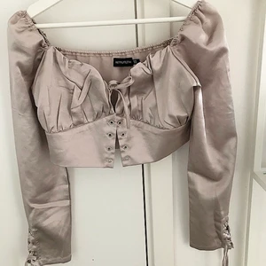 Prettylittlethings silkestop  - Superfin cropad silkestop med knytning, färg: champagne. I fint skick! Inköpt på prettylittlethings🤍