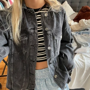 Cool skjortjacka - Skitsnygg svart/grå Skjort-jacka i denim jeans material. Helt ny med prislapp kvar! Köpte en annan jacka som jag gillade mer så därför säljer jag denna ⚡️⚡️ storlek Xs men sitter lite oversized!! Så passar S/M också 