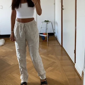 Säljer mina skitsnygga linnebyxor  - Säljer mina skitsnygga och knappt använda linnebyxor som är slutsålda i H&M. Är 163 cm och de passar bra, men de passar även folk som är längre då man kan justera midjan. Budgivning börjar på 150, buda i kommentarerna🤎 köp direkt för 600 + frakt 