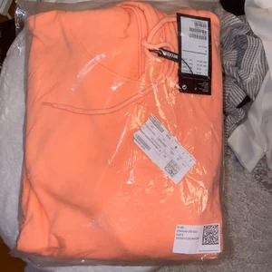 Oöppnad hoddie - Ny hoddie i påse från weekday. Köparen står för eventuell frakt💕