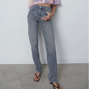 Zara straight-leg mid Rise jeans  - Säljer dessa jeans från zara, jätte fint skick i storlek 32. Frakt tillkommer! 