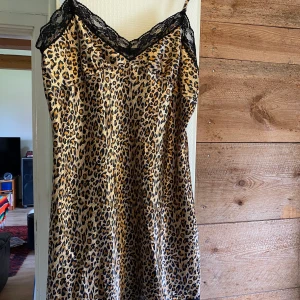 Neglige leopard  - Silkeslen leopardmönstrad neglige, fint skick!