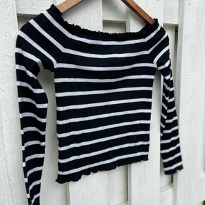Off shoulder topp  - Svart/vit randig off shoulder topp i storlek XS/S. Använd Max 5 gånger och är i bra skick:)  