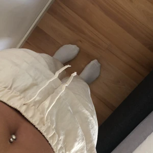 Linnebyxor, beiga - Säljer ett par linnebyxor som är endast testade!💫 De är lite korta på mig som är 1,65 så skulle säga att de skulle passa bättre på nån som är 1,60 eller under⚡️ lite beige/gula i färgen, kontakta för fler bilder! 