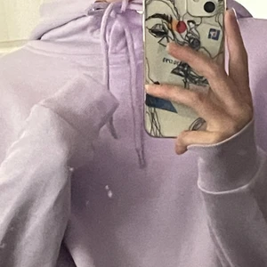 Hoodie  - Lila hoodie xs/S aldrig använd förutom när jag prova den jätte skönt matrial 