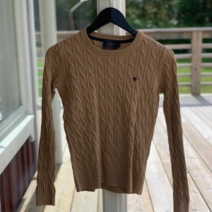 Morris tröja dam, storlek S - En kabelstickad Morris tröja. Brun beige i färgen. Lite sliten efter tvätt men fortfarande i bra skick! Mer info om tröjan och leverans vid intresse.