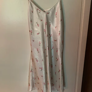 Slip dress - Vit slipp dress med blommor på! Står ingen storlek men den passar mig och jag brukar ha storlek S/34