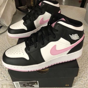 Jordan 1 Arctic pink  - Finns i alla storlekar och skickas med gratis spårbar frakt