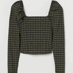 Blus med puffärmar  - Säljer denna helt oanvända topp från h&m med fina puffärmar💚 den är i ett superfint grön rutigt mönster!! Nypriset är 199kr