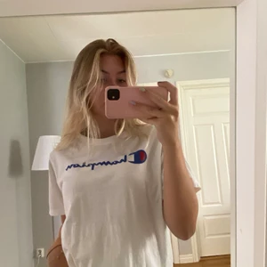 Champion T-Shirt  - Enkel T-Shirt som passar från XS-L beroende hur tight/löst man vill att den ska sitta. 