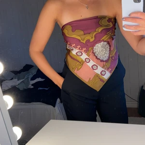 Topp - Supercool scarftopp som man knyter själv i ryggen🤩😆