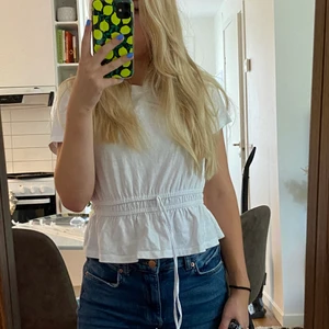Vit t-shirt  - Köpt på zara, superfin vardagstopp till ett par jeans eller kjol❤️