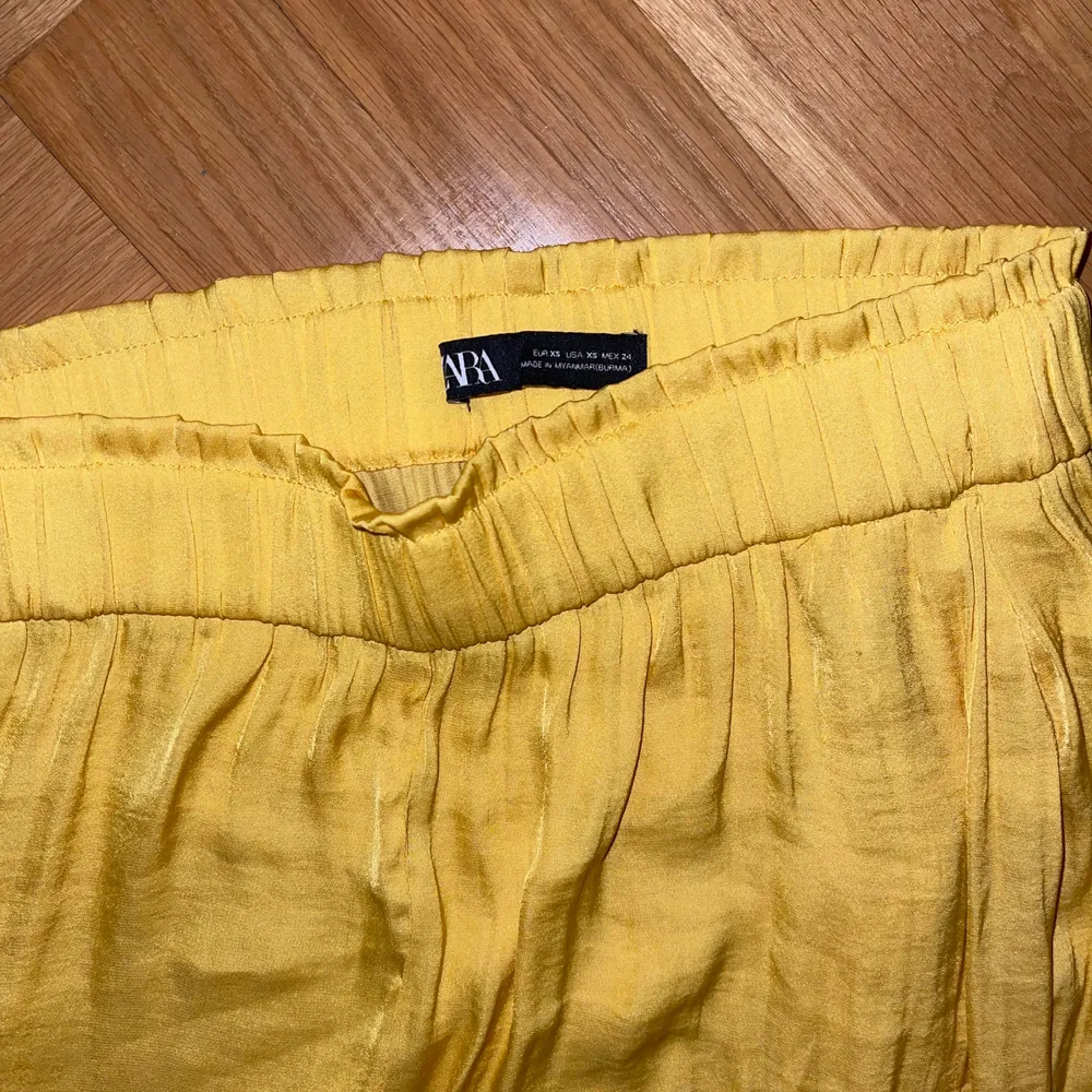 Ett par gula superhärliga ”satin” byxor från Zara, använda 4 gånger🤩☀️✨💫 passar bra på XS-M. Köpare står för frakten 66:- eller mötas i GBG. Jeans & Byxor.