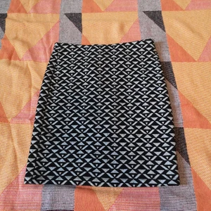 Kjol i vintage stil  - Så cool kjol! Stl XS men passar även S pga stretch. Ganska rejält tyg dock, men ändå stretchig. L 44cm. Midja 33cmx2. 