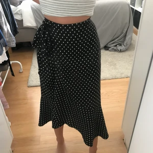 Prickig kjol - Storlek 32, passar upp till 38 då den går att reglera o midjan. 💵30kr+40kr frakt💵