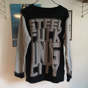 Drop dead sweater  - En mycket snygg drop dead sweater. Fint skick!! Köpt någon gång 2011 eller 2012, inte helt säker på exakt när. Small herr.