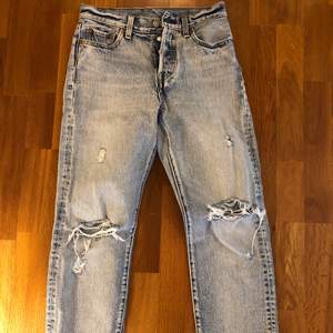 Slitna Levis jeans köpta för 1 199:-, krymptes lite i tvätten så de är numera xs/xxs. Säljs för 250:- (Första bilden ser de gråa ut men bild nr 3 är mer korrekt, dvs ljus blåa💙) W26 L26