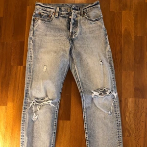 Levis jeans - Slitna Levis jeans köpta för 1 199:-, krymptes lite i tvätten så de är numera xs/xxs. Säljs för 250:- (Första bilden ser de gråa ut men bild nr 3 är mer korrekt, dvs ljus blåa💙) W26 L26