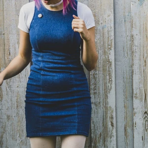 Stretchig jeansklänning - Stretchig och tajt jeansklänning i uppskattad storlek S säljes. Sitter mycket figurnära och har även ett titthål bak. Fint men använt skick. Väldigt skön att ha på sig men samtidigt otroligt snygg.  Avhämtning i Stockholm eller skickas mot frakt.