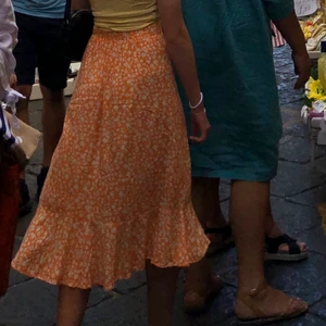 Bershka långkjol med slits  - Faavorit kjol!! Finaste färgen, finaste mönstret, finaste passformen!🧡 Resår i midjan som öppnas med en dragkedja, slits till ungefär halva låret, volang i slutet av hela kjolen🌞 Stl Xs/ en liten S, frakt tillkommer om så önskas 