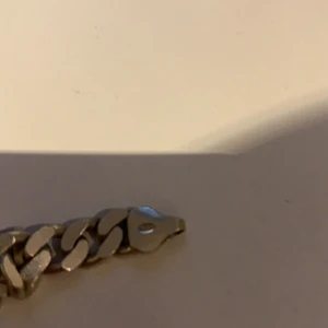 Kedja från guldfynd  - En äkta kedja i bra skick köpt på guldfynd {kvitto finns}