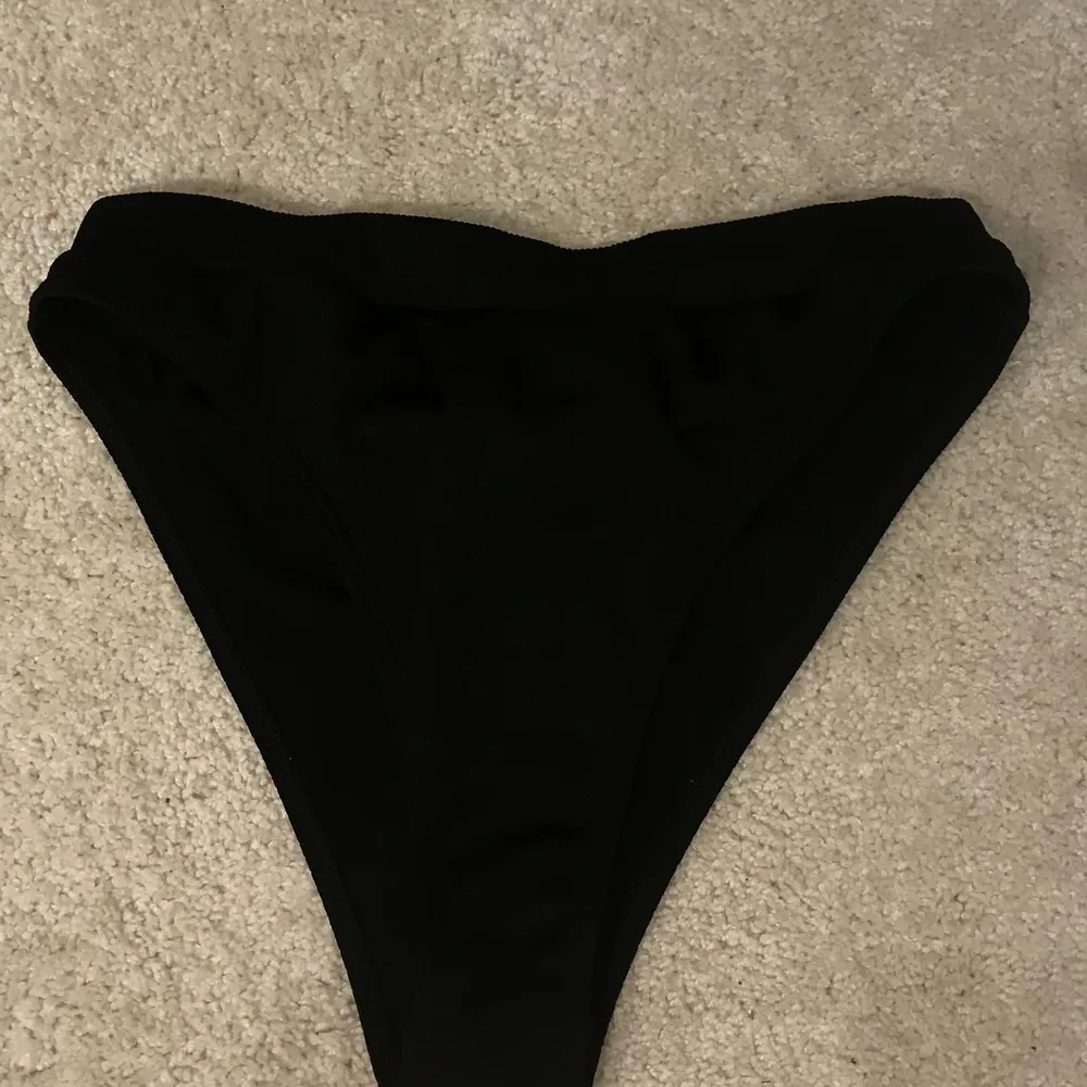 En svart bikini från SHEIN! Oanvänd o köpte i januari! Storlek S! Frakten betalt köparen . Övrigt.