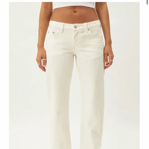 Weekday arrow low straight jeans - Säljer mina jeans från weekday. Använda endast 1 gång, då de är för stora i midjan. Storlek W 26 L 32. Passar perfekt på alla mellan 160-170. Köpta nypris 500kr💕