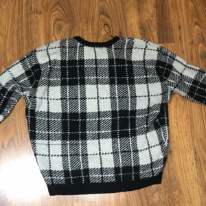 Stickad tröja  - Detta är en stickad svart och vit tröja som är jätte mysig och gosig, och är i storlek 158/164