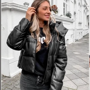 Jacka nakd - Säljer min superfina och sköna jacka från nakd. Slutsåld på deras hemsida!! Använt en del men fortfarande i bra skick! Bilderna är från nakd hemsida men kan självklart skicka fler privat☺️ Nypris: 699kr