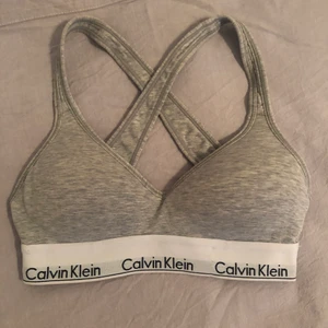 Calvin Klein bh😍 - Säljer min Calvin Klein bh i strlk S❤️ sparsamt använd och säljer pga att den är för liten för mig :) skickar gärna fler bilder eller svarar på frågor! Buda eller köp direkt för 350kr🥰 Budgivningen avslutas fredag 18/08 20:00 (bud höjs alltid med minst 10kr)💕💕 HÖGSTA BUD: 200
