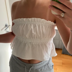 Gullig tubtopp - Jättegullig tubtopp som säljs pga ingen användning. Köparen står för frakten (som tillkommer) och betalning sker via swish. Skriv för fler bilder samt frågor.
