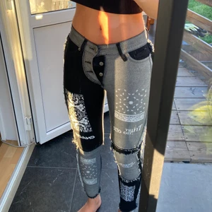 Jeans med motiv  - Plagget är inte randigt förstår inte vad Plick gör med kvaliten, det är grå/ svarta med vita mönster på. Säljer för alldeles för små som ni ser på bilden. Älskar dem och det är HELT nya och fick hem dem i går. Köpta från Storbritannien och jag fick dessvärre betala 1980kr för tull och moms för 3 byxor som är för små. Helt unika, och antagligen inte många i Sverige som har pga tullen de tar för importen. Observation tvättas i 30 grader pga motiven på byxorna.  SÄLJER 3 OLIKA BYXOR, LIKNANDE VARAN