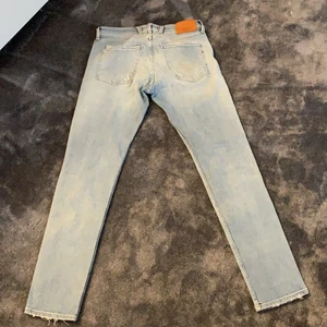 Replay jeans  - Ett par replay jeans i bra skick, använt 2-3 gånger bara. Köptes hos best of brands i nacka. Nypris 2000kr (best of brands) Pris kan diskuteras. Köparen står för frakt.